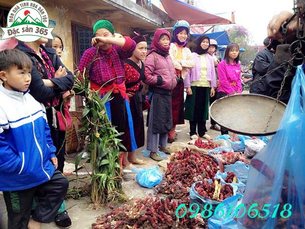 nguoi-dan-bay-ban-nam-ngoc-cam-giua-duong-2-1448949916